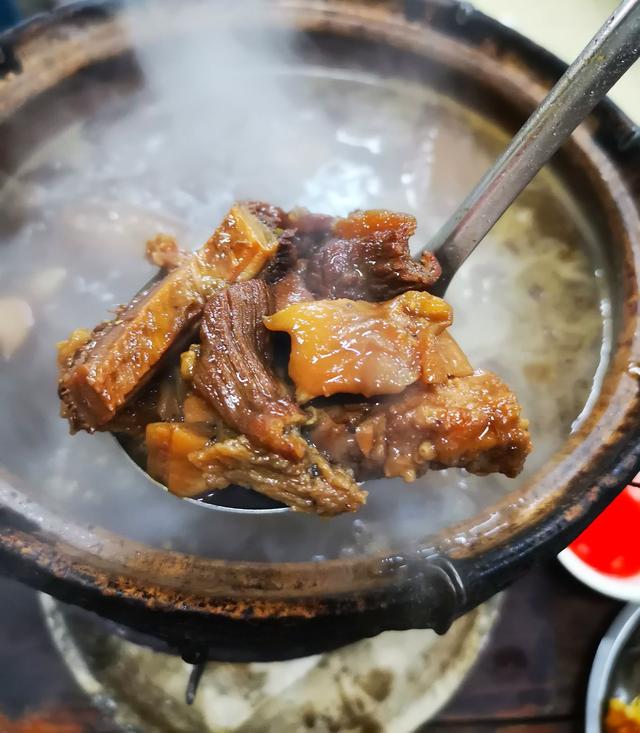 牛杂圣地大沙地最有烟火气的牛杂店，吃到广州最正的炭炉牛杂煲