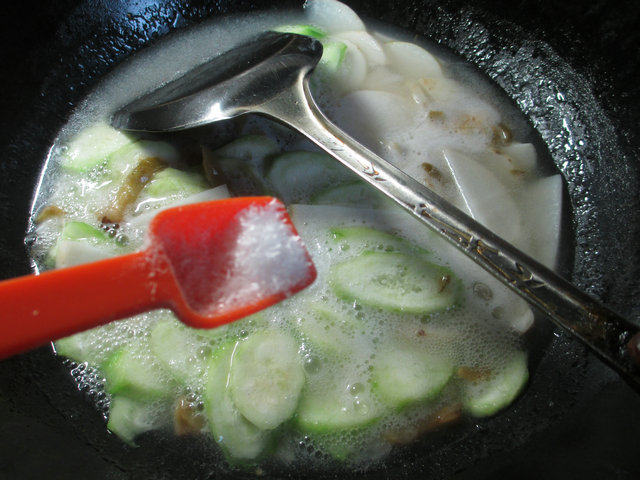 榨菜丝丝瓜香芋汤步骤6