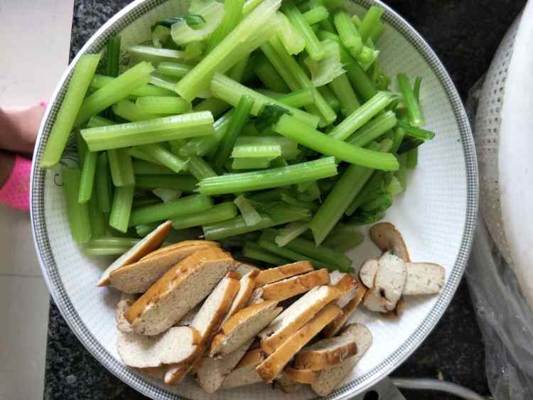 芹菜豆干炒肉丝步骤3