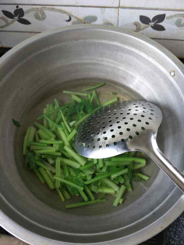 芹菜豆干炒肉丝步骤2