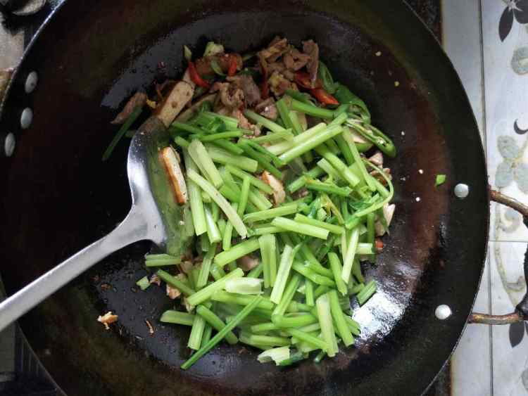 芹菜豆干炒肉丝步骤8