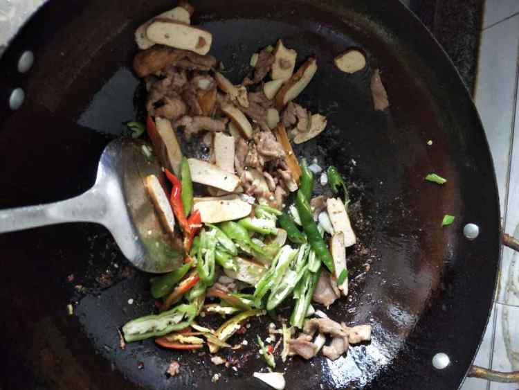 芹菜豆干炒肉丝步骤7