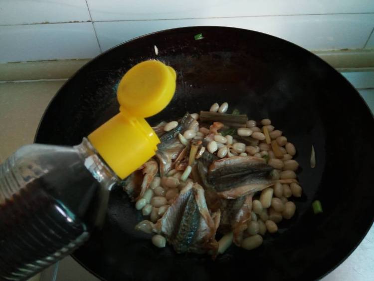 咸海鲶鱼炖花生米步骤6
