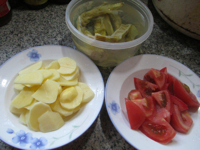 番茄羊尾笋土豆汤步骤1