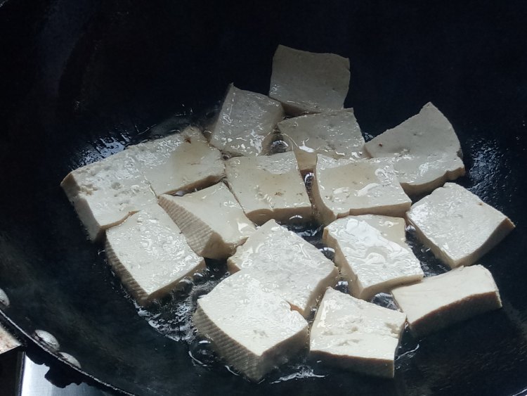 红烧肉焖豆腐步骤7