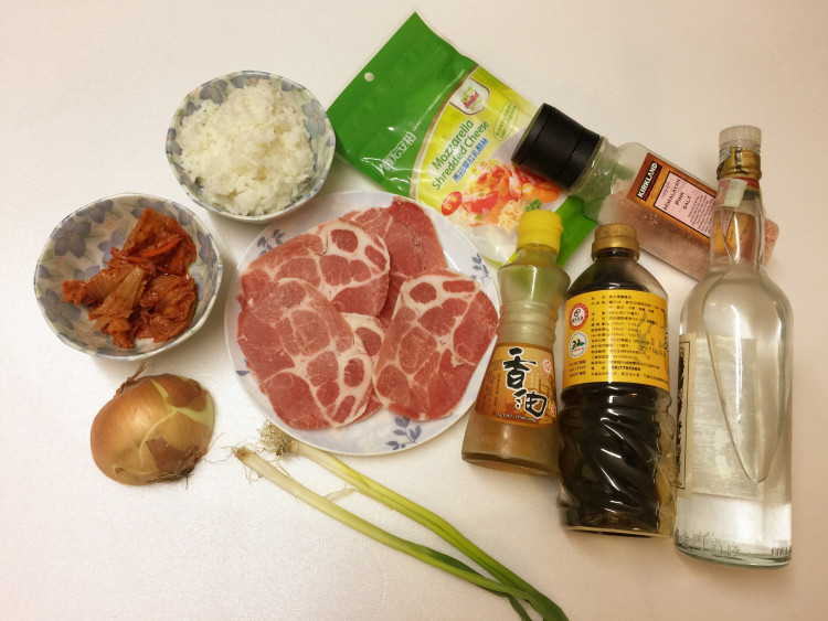 焗烤泡菜烧肉饭步骤1