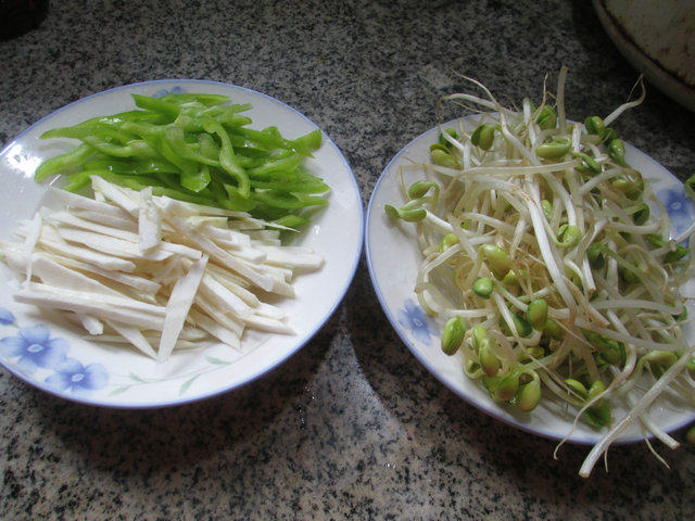 尖椒茭白炒黄豆芽步骤1