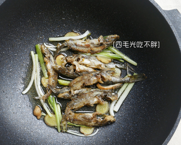 小黄甲鱼焖豆腐步骤5