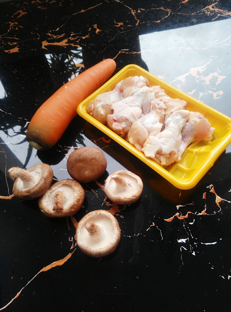 胡萝卜香菇烧鸡翅根步骤1