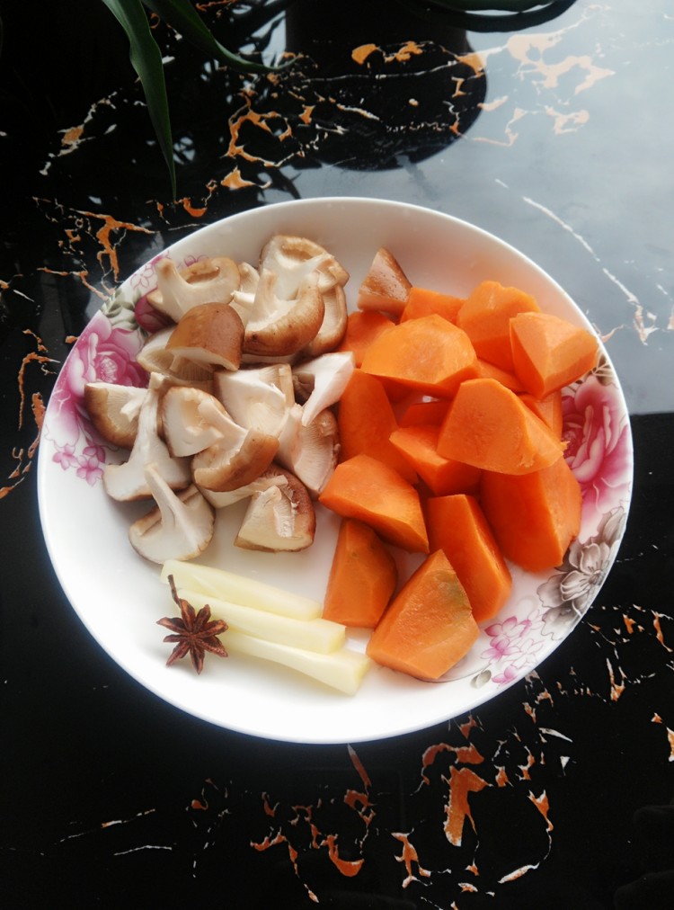 胡萝卜香菇烧鸡翅根步骤2
