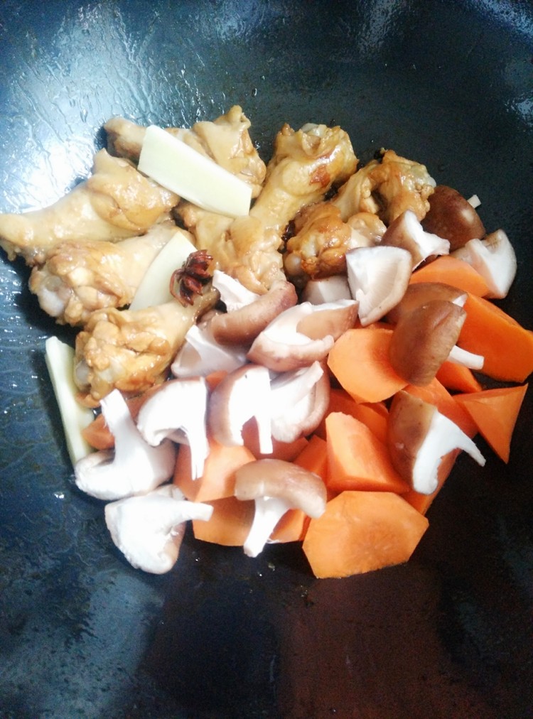 胡萝卜香菇烧鸡翅根步骤7