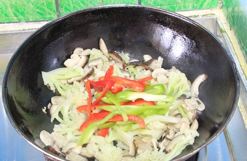 蚝油干锅花菜步骤10