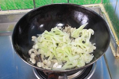 蚝油干锅花菜步骤9