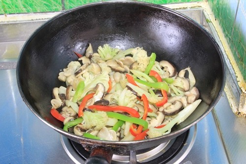 蚝油干锅花菜步骤12