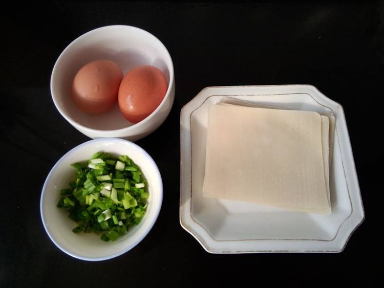鸡蛋炒馄饨皮子步骤1