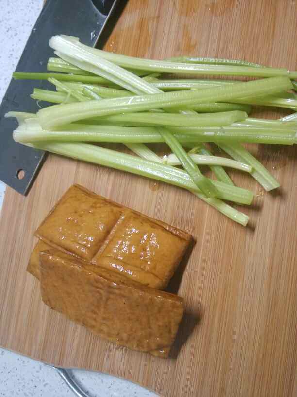 芹菜豆腐干步骤1