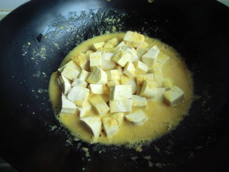 咸蛋黄烧豆腐步骤7