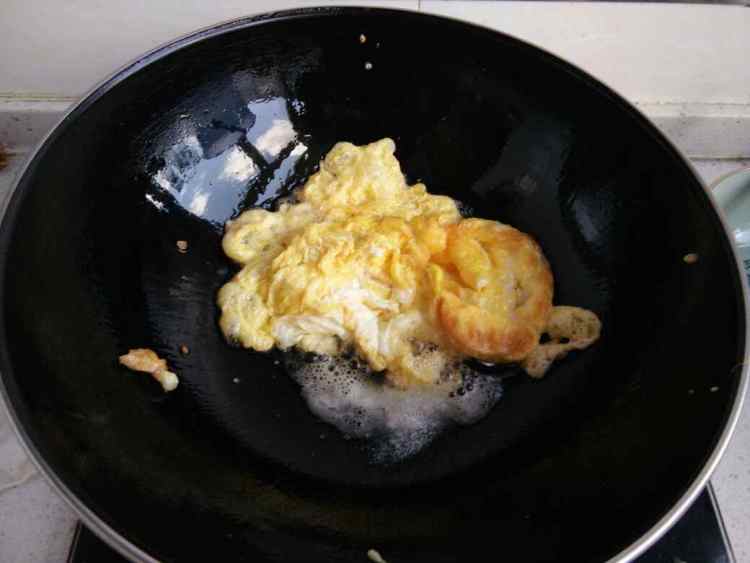鸡蛋炒洋葱苗步骤4