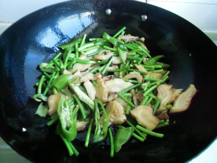 蒜薹香菇炒肉步骤8