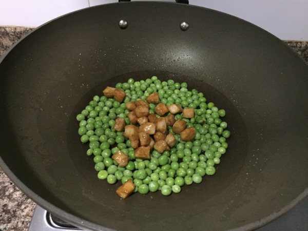 豌豆枸杞炒肉步骤7