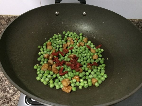 豌豆枸杞炒肉步骤8