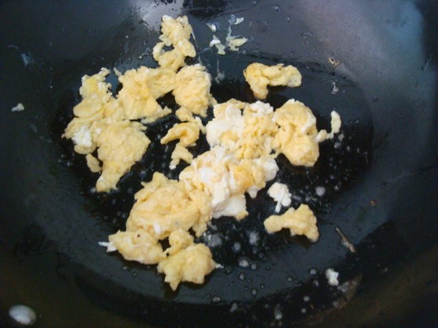 蟹味菇炒鸡蛋步骤3