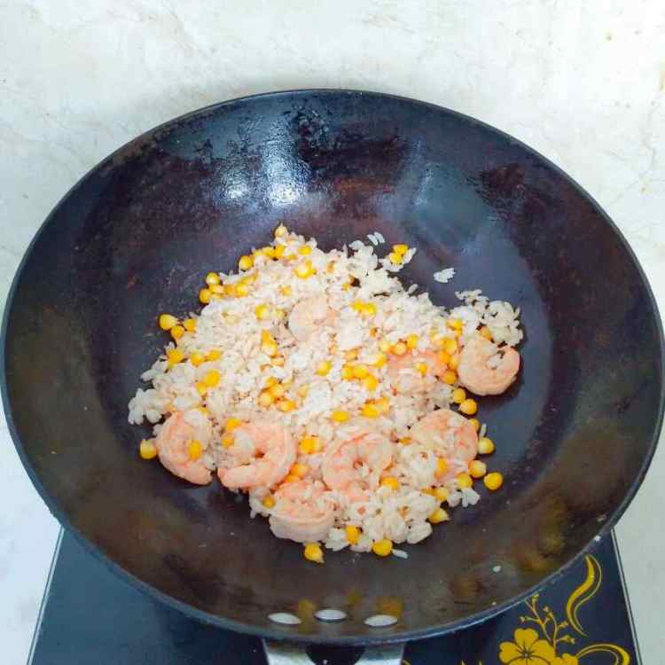 鲜虾玉米蛋炒饭步骤8