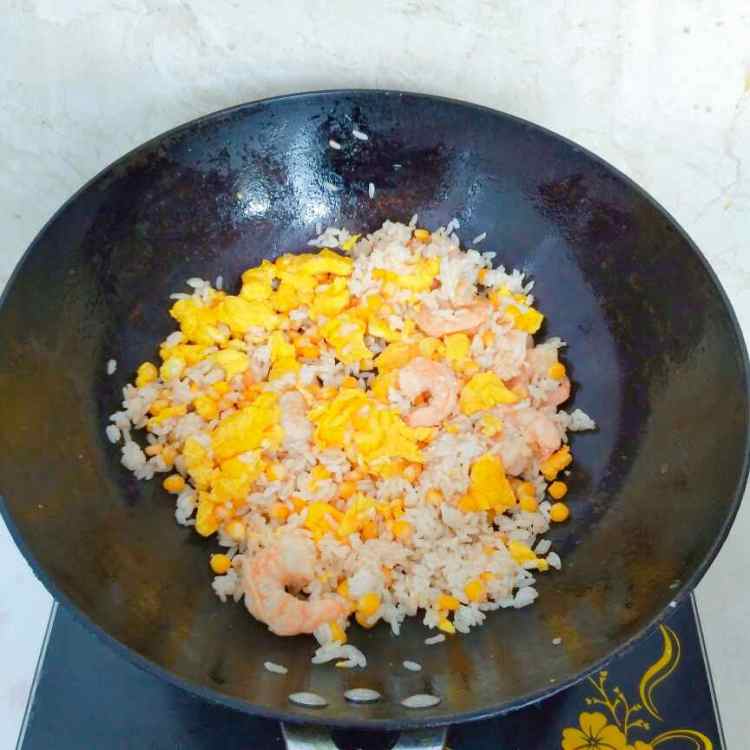 鲜虾玉米蛋炒饭步骤9