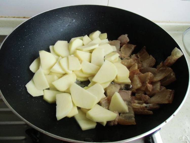 咸肉焖土豆步骤7