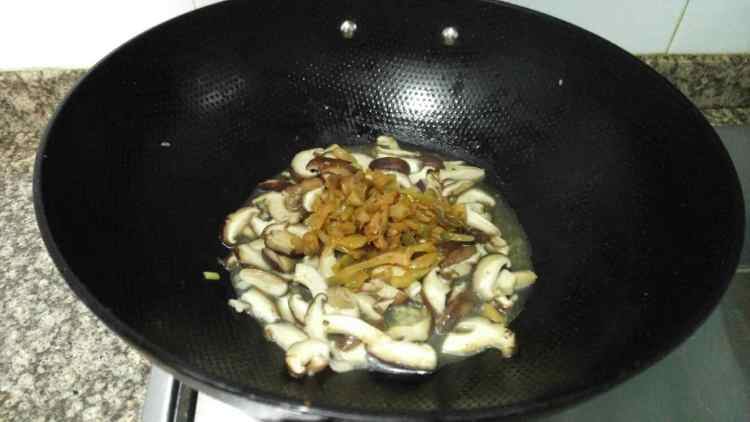 香菇榨菜丝步骤6