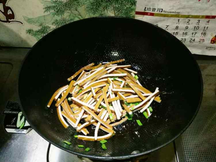蒜苔炒豆干步骤3