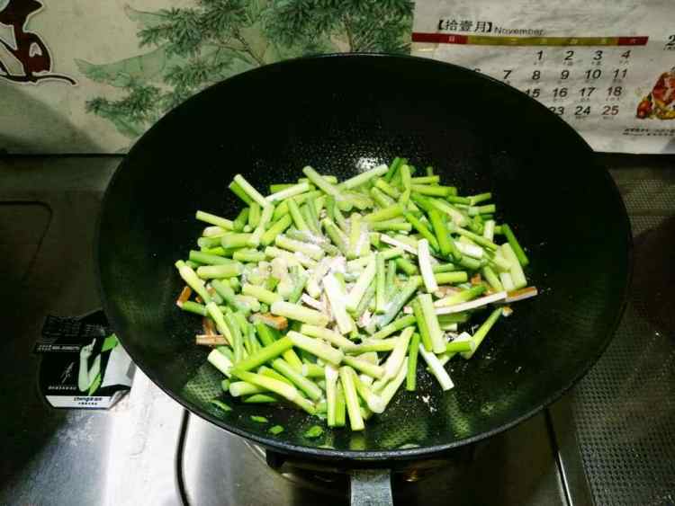 蒜苔炒豆干步骤4