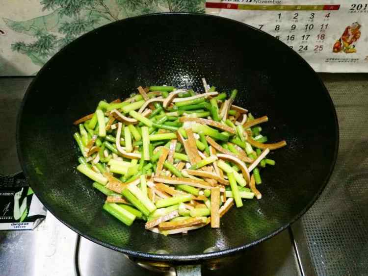 蒜苔炒豆干步骤6