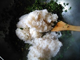 莴笋叶咸肉炒饭步骤6