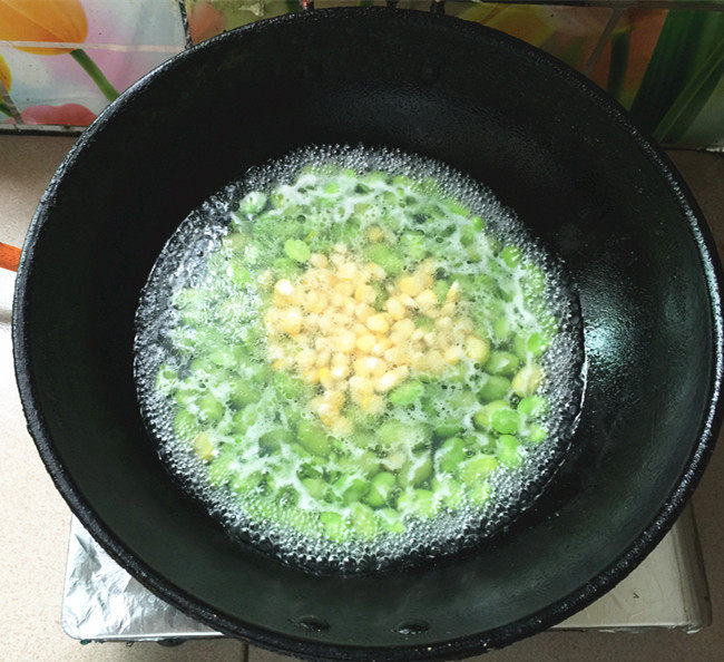 蚕豆玉米炒肉丁步骤5