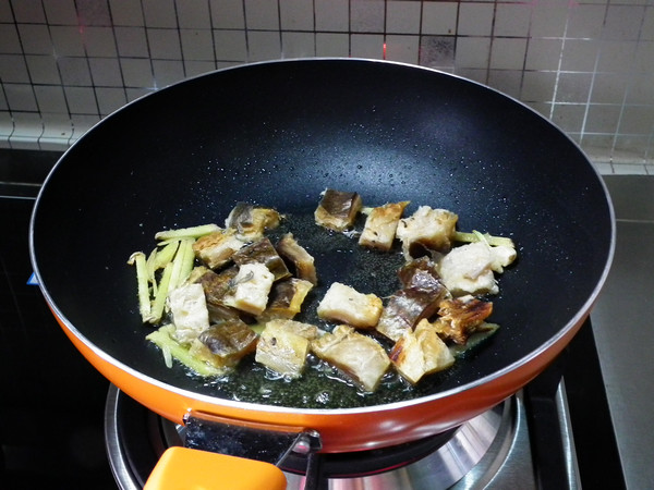 咸鱼鸡粒豆腐煲步骤8