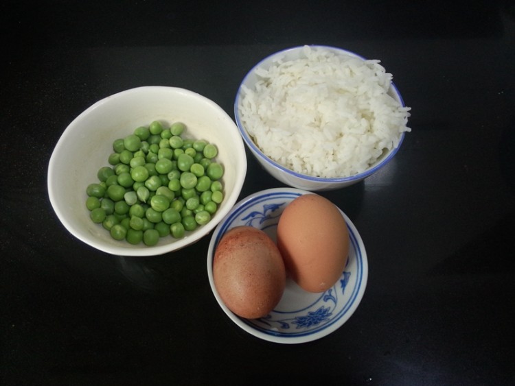 蛋包豌豆炒饭步骤1
