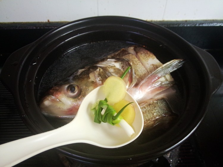 鲢鱼头豆腐鲥虾砂锅煲步骤7