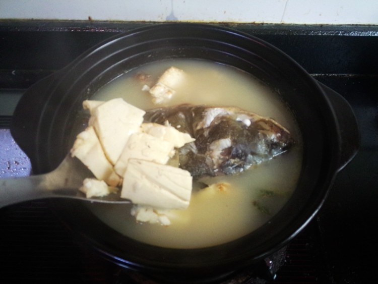 鲢鱼头豆腐鲥虾砂锅煲步骤9