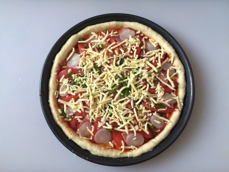 小洋葱培根披萨步骤10