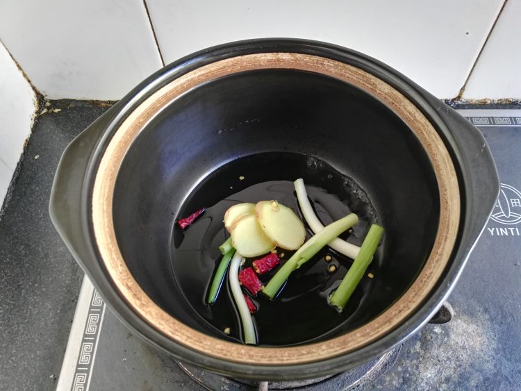 酸菜肥肠砂锅步骤4
