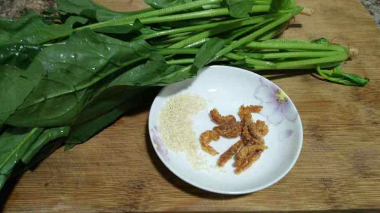 虾米拌菠菜步骤1