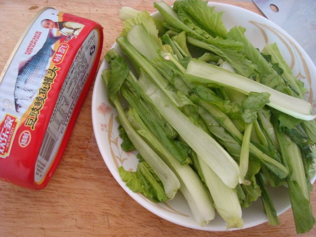 豆豉鲮鱼拌小白菜步骤1