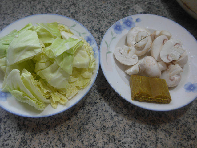 咖喱蘑菇圆白菜步骤1