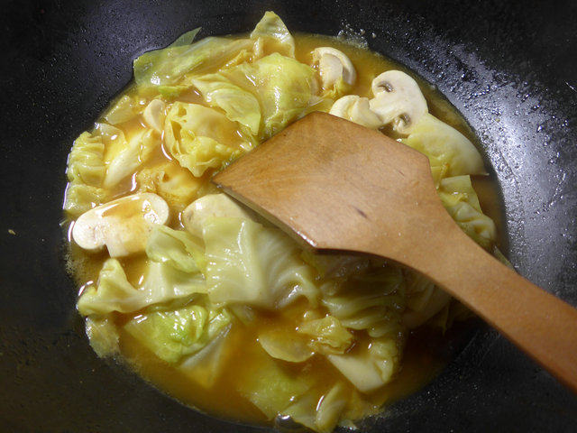 咖喱蘑菇圆白菜步骤7