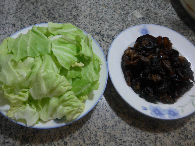 黑木耳炒圆白菜步骤1