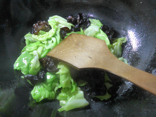 黑木耳炒圆白菜步骤9