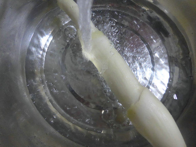 尖椒茭白炒玉米粒步骤2