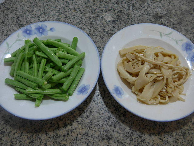 梅豆炒水笋步骤1