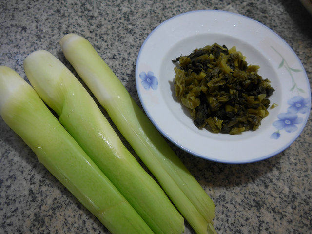 酸菜炒茭白步骤1